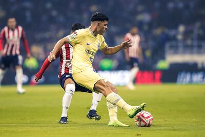 Richard Sánchez, de las Águilas del América, domina el balón ante un jugador de las Chivas de Guadalajara.