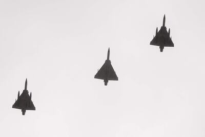 Aviones de combate taiwaneses sobrevuelan la base aérea de Hsinchu.