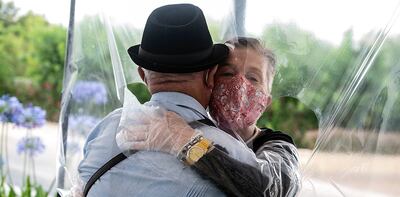 Abrazos covid. En otros países han encontrado la forma de interactuar con los seres queridos a través de filtros sanitarios. En Paraguay, habrá que esperar.