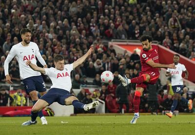 Ben Davies, defensor del Tottenham, le tapa un remate de gol a Mohamed Salah, de Liverpool.