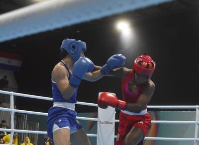 Minerva Montiel (i) durante la pelea por las semifinales del Boxeo 57 kilogramos en los Juegos Suramericanos.