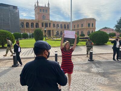 Protesta realizada días atrás por la diputada Kattya González, exigiendo la promulgación de la ley de uso de los fondos sociales de las Binacionales para la pandemia.