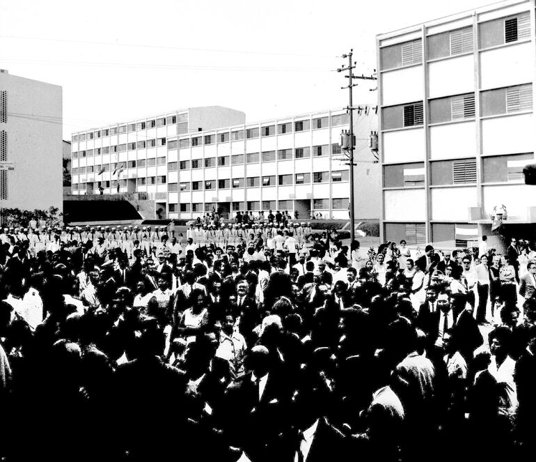 Una multitud asistió a la inauguración de los monobloques de IPVU en el barrio San Antonio.