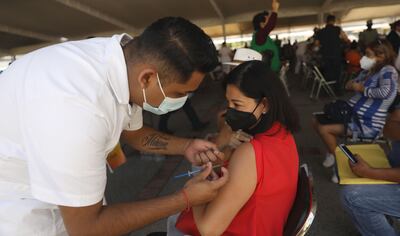 Tras las personas de tercera edad, y luego los adultos, ciertos países evalúan aplicar la vacuna anticovid a adolescentes y niños.