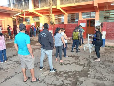 Votación en el Colegio Acosta Ñu de la ciudad de San Antonio durante las elecciones municipales 2021.