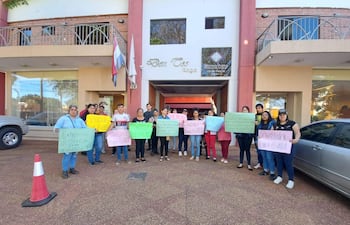 Familiares y vecinos de una joven que falleció en un accidente de tránsito, se manifestaron este lunes frente a la Fiscalía de Itauguá. Piden que la agente fiscal Blanca Aquino investigue el hecho.