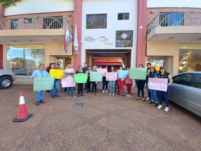 Familiares y vecinos de una joven que falleció en un accidente de tránsito, se manifestaron este lunes frente a la Fiscalía de Itauguá. Piden que la agente fiscal Blanca Aquino investigue el hecho.