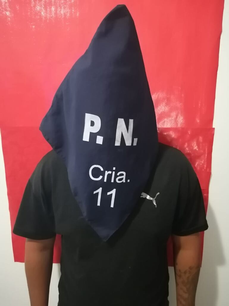 Richart Damián Cañete Coronel (22), del barrio Ricardo Brugada, está detenido en la comisaría 11. En su poder se encontró un arma de fuego y varios aparatos telefónicos. Según la Policía, sus víctimas eran mujeres solas.