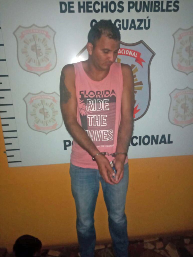 El ahora fallecido, Roberto Florentín, cuando fue detenido hace dos meses por la Policía por intentar matar a su rival, Valerio Bobadilla Coronel, ahora arrestado por el mismo equipo policial por las muertes del propio Roberto y de la señora en disputa, Nunila Amarilla Centurión.