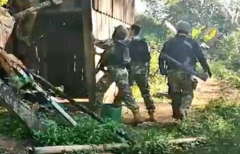 Los militares destruyeron campamentos que serían de contrabandistas, en la zona de la Usina Acaray.