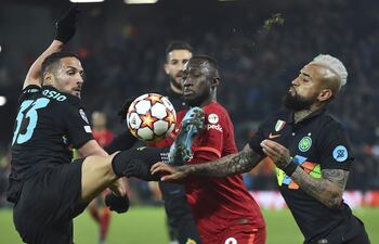 D’Ambrosio puntea el balón ante Keita (c) y Arturo Vidal.
