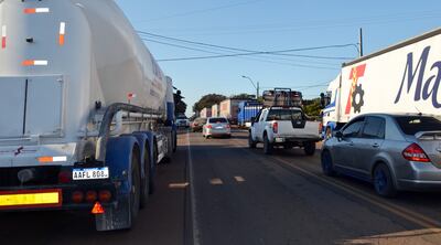 Camioneros de Misiones se instalaron al costado de la Ruta PY01, en el Km 195.