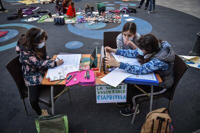 Escolares italianos en un centro de Milán.