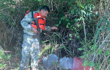 La droga fue hallada en medio del matorral a orillas del Lago de Itaipú.