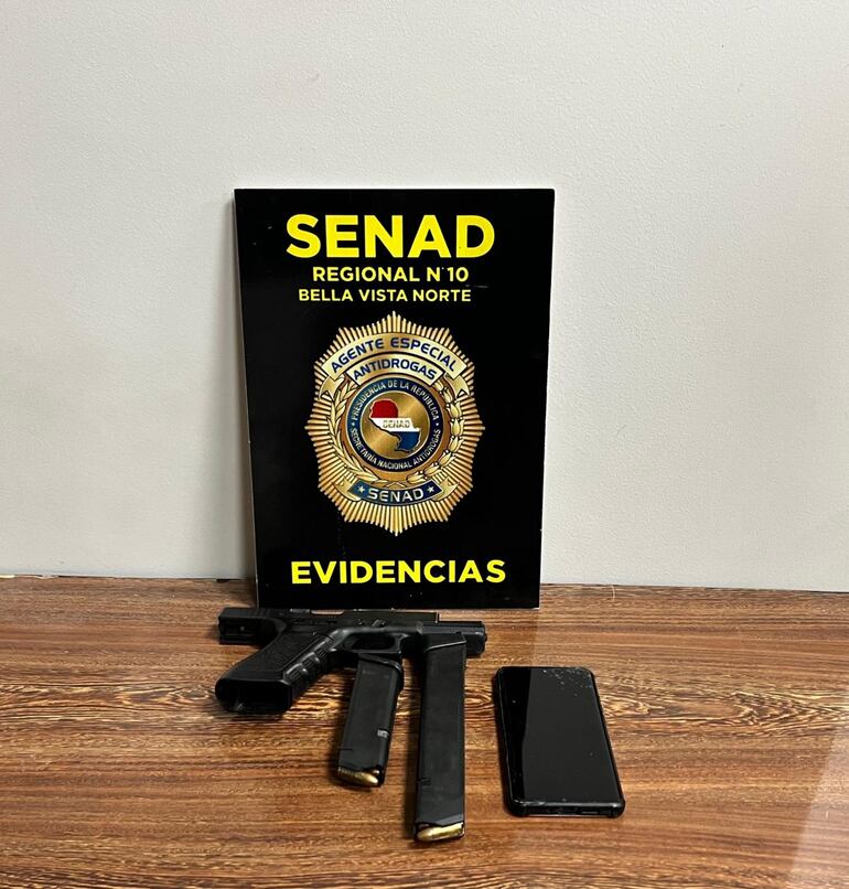 Arma, cargador y celular incautados por la Senad. (gentileza).