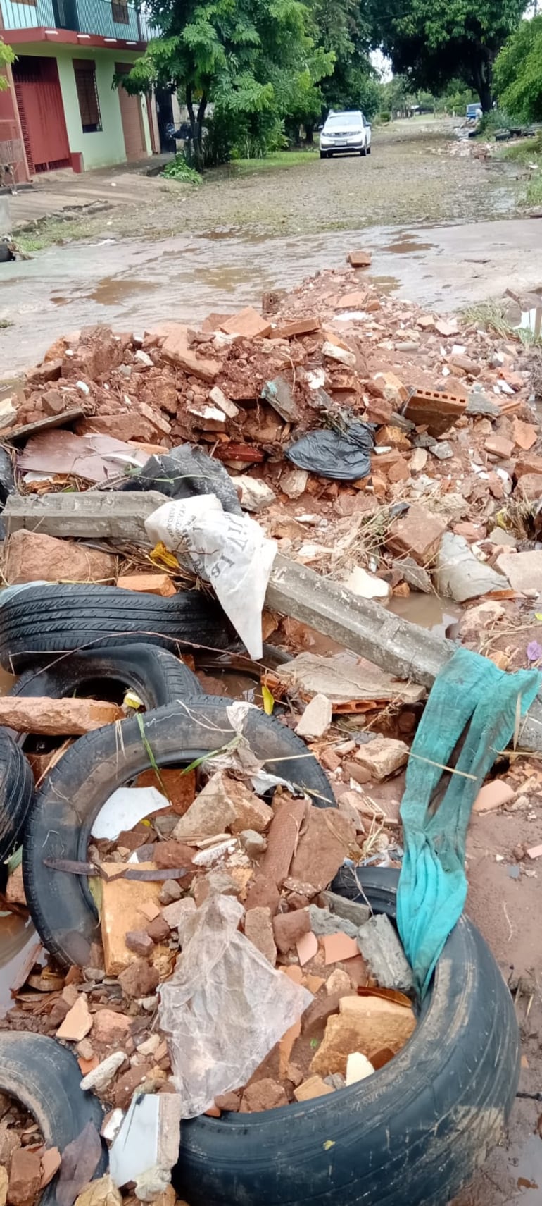 Vecinos del barrio San Jorge de Capiatá denuncian falta de desagües.