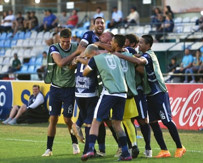 Titulares y suplentes festejan uno de los tantos del Sportivo Ameliano en el Parque del Guairá.