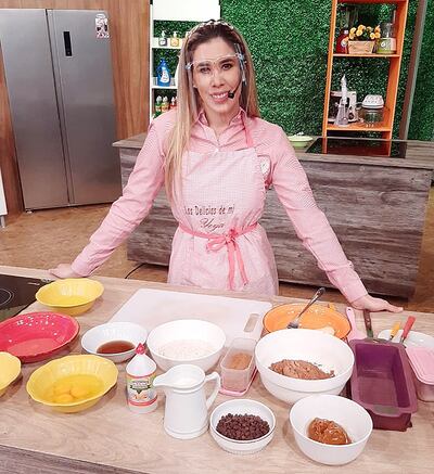 Gabriela Miers propietaria de la Casita de Yeya,  nos enseña a elaborar muffins y tarta de durazno, ambos con avena.