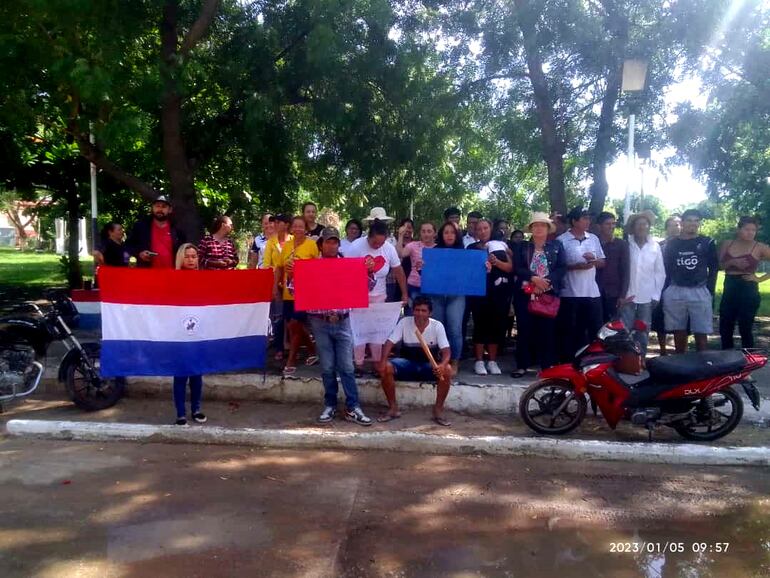 Los manifestantes por los despidos en la Municipalidad de Fuerte Olimpo.