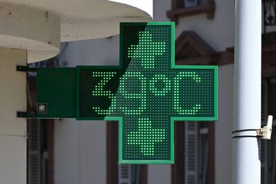 Un cartel de una farmacia en Estrasburgo, Francia, reporta una temperatura de 39 grados Celsius.