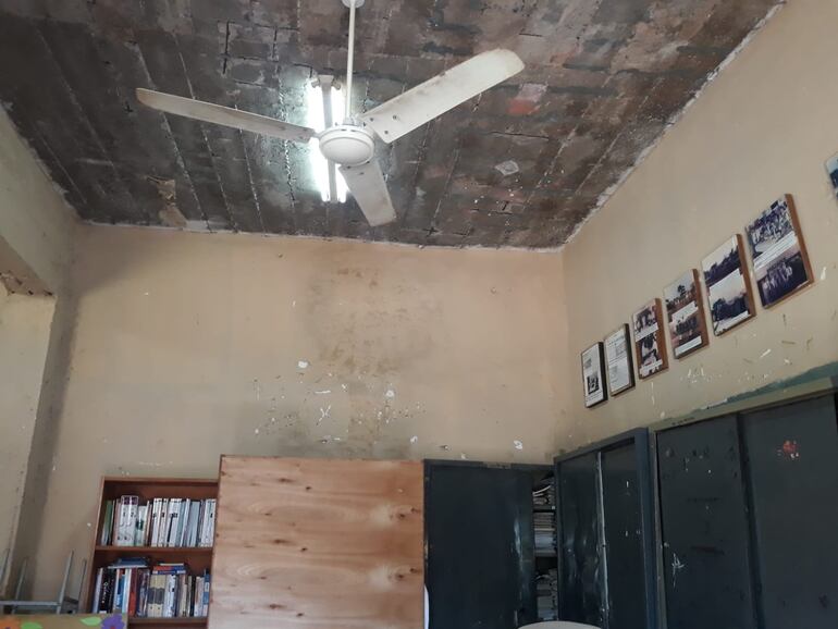 La losa fue hecha con pedazos de ladrillos, barrillas finas y escaso cemento. A simple vista se observa el deteriorado estado de toda la estructura.