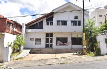 Propiedad de 499 metros cuadrados de Copaco que está en venta. Está ubicada en el barrio San Roque de Asunción, sobre la calle Azara, entre Pa’i Pérez y Curupayty, valuada en G. 2.544 millones.