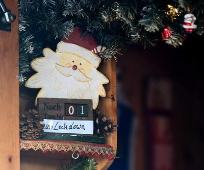 En Salzburg, Austria, un Papa Noel anunciaba con un cartel que faltaba un día el inicio del nuevo confinamiento.
