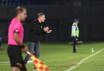 El uruguayo Diego Aguirre (c), entrenador de Olimpia, en el partido contra Sportivo Ameliano por la vigésima fecha del torneo Apertura 2023 del fútbol paraguayo en el estadio Defensores del Chaco, en Asunción.