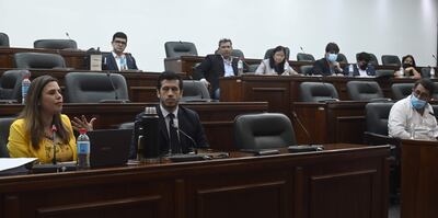 Los concejales denunciantes (última fila) observan mientras la diputada Kattya González (PEN) pide cárcel para Hugo Javier (HC).