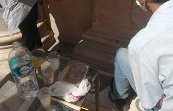 Alicia Vega y Carlo Spatuzza trabajan en la eliminación de las pintatas en la fachada del Panteón Nacional de los Héroes.