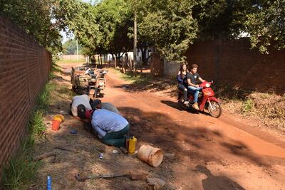 Trabajadores de la Junta de Saneamiento reparando un caño roto entre el Club Independiente y el cementerio local en el barrio Corazón de Jesús.