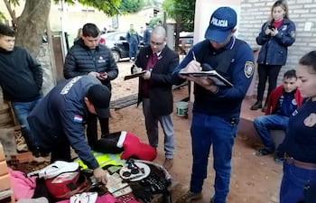 Evidencias encontradas durante el allanamiento realizado en la localidad de Villa Elisa. Fue detenido Marcelo David Noguera Gómez, sentado con campera roja.