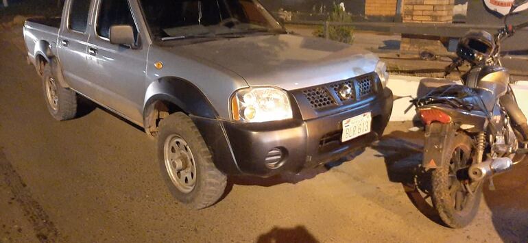 La camioneta y la moto con las que persiguieron al comunicador Agustín Scorza hasta la comisaría de la ciudad de San Antonio. Scorza asegura que le mostraron un arma de fuego y que su hija menor quedó en estado de shock y que fue asistida en el ips local.