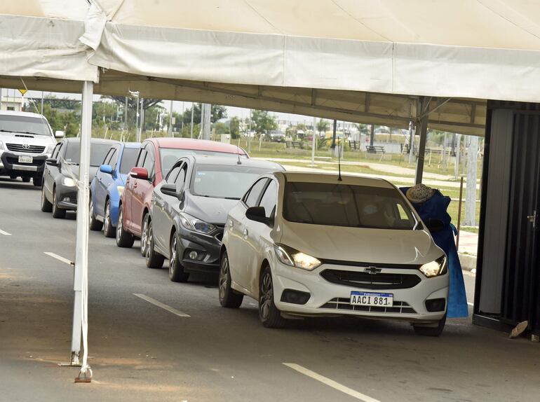 Prueba hisopado covid-19 en la Costanera de Asunción.