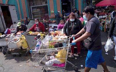 Chilenos aseguran sus compras esenciales, en la jornada previa al reconfinamiento del país que inicia hoy. (EFE)