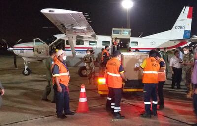 Las 3.000 dosis de vacunas Sinopharm donadas por los Emiratos Árabes Unidos llegó en la noche del viernes al aeropuerto Silvio Pettirossi. A la fecha el país recibió 27.000 vacunas anticovid.