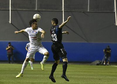 El lateral tricolor, Carlos Espínola sale al cruce de Rodrigo Alborno (33) de Guaireña.