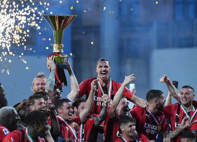 La figura de Ibrahimovic emerge en el grupo de jugadores del AC Milan festejando con el trofeo.