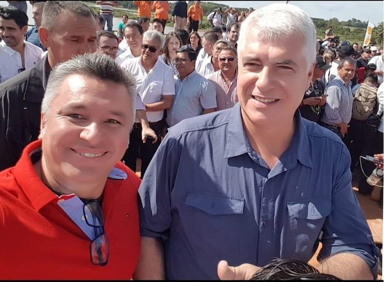 Edgar Daniel Cáceres Báez junto al precandidato colorado a la presidencia de la república, Arnoldo Wiens.