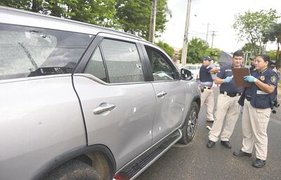 Treinta y cinco tiros recibió la camioneta Toyota Fortuner, guiada por William Giménez.