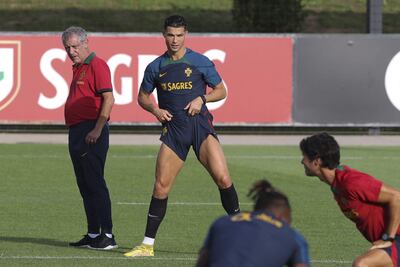 Cristiano Ronaldo durante la práctica de la selección de Portugal, dirigida por Fernando Santos (i), antes de enfrentar el sábado a República Checa por la Liga de Naciones.