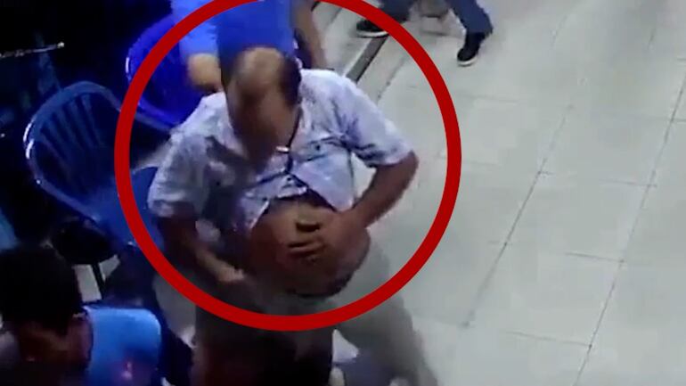 Hugo Fleitas en el PLRA, la noche que mataron a Rodrigo Quintana. Muestra los rastros de perdigones que también lo alcanzaron.