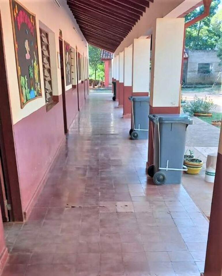 Escuela María Auxiliadora de Carapeguá, donde presenta hundimiento de la base de la estructura de la institución