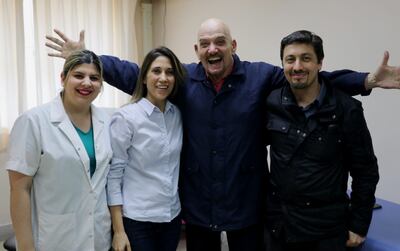 Agustín Núñez con los médicos que lo asistieron.