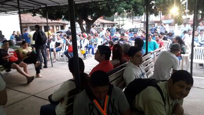 Largas filas y espera impacienta a contribuyentes de Fernando de la Mora que fueron a tramitar a última hora la habilitación de sus vehículos.