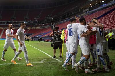 Jugadores de Paraguay celebran un gol durante un partido por el Grupo A de la Copa América en el estadio Mané Garrincha de Brasilia (Brasil).