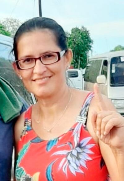 Lilian Souza (colorada cartista) busca su rekutu.