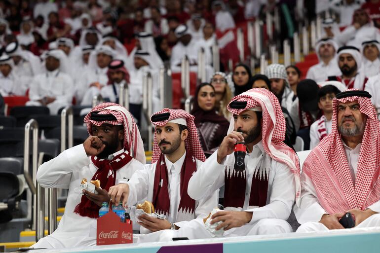 Los aficionados en el estadio Al Bayt de Al Khor de Jor, sede del partido inaugural del Mundial Qatar 2022.