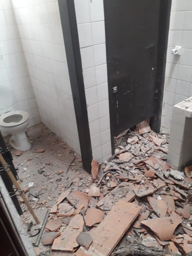 Uno de los baños también resultó afectado.