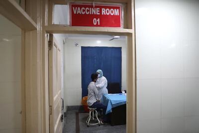Centro de vacunación en el Hospital de Srinagar, la capital de verano de la Cachemira india.